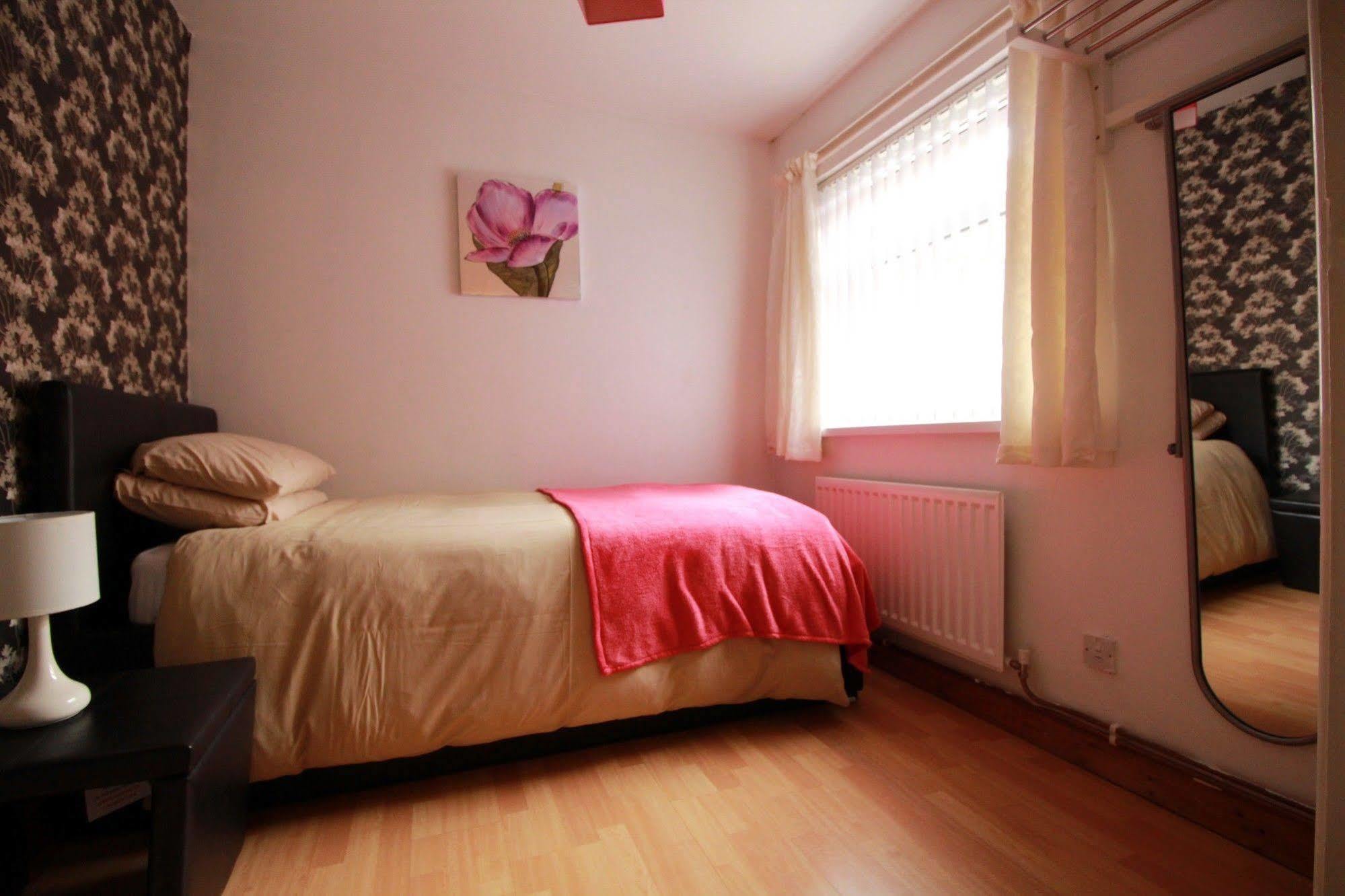 בלפסט Perfect Central City Location - Parking - 3 Beds - 2 Bedrooms מראה חיצוני תמונה